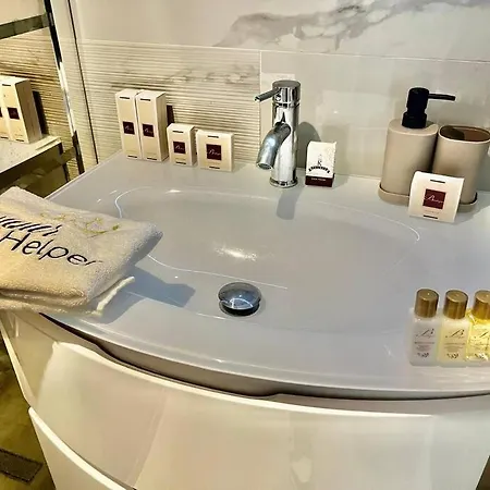 Merimee Yourhosthelper